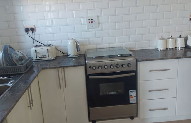 Cozy 2-bed Apartment in Akright City, Bwebajja - Foto 8