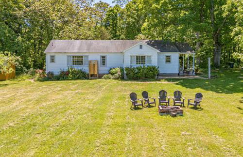 Redwing Farm Cottage - Mountain Views and Firepit! - Foto 44