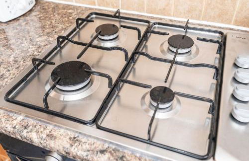 Convenient 2BR House with Great Transport Links - Photo 5