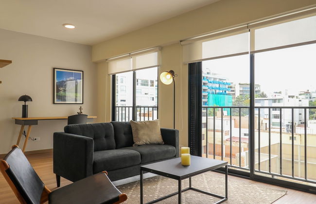 w Glorious 1BR w Balcony in Miraflores - Photo 1
