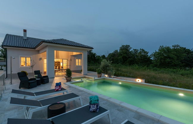 Modern Villa With Swimming Pool and Fenced Garden - Photo 19