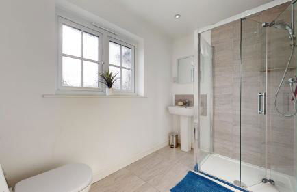 Rare find - new build 3 bedroom house near Cheshire Oaks - Photo 31