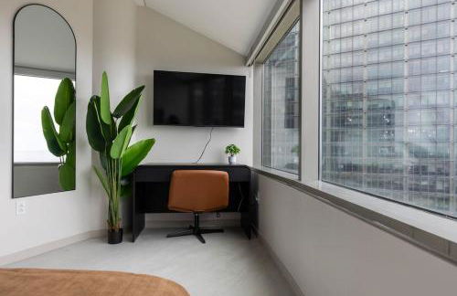 Luxury Downtown King Bed, Rooftop Pool - Photo 35