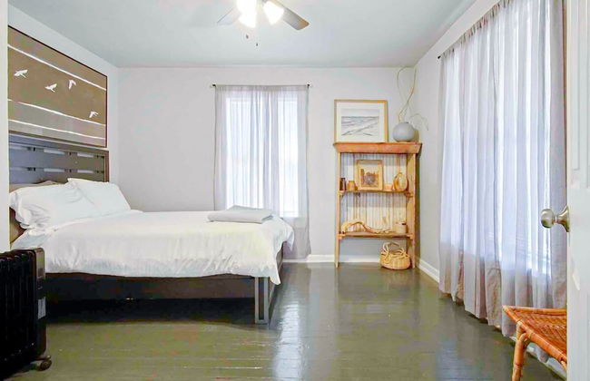 2BR Cozy House Near Plaza District - Photo 11