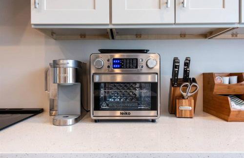 2BR Haven: Remodeled Gem! - Foto 20