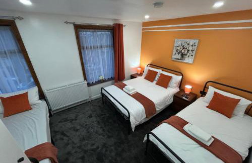 Minstead Houses 5 Bedroom Large House inc 3 Twin Rooms B24 just off M6-J6 Free Parking Driveway 2 Showers Bath 2 WCs Fast Wi-Fi Garden Airport NEC Contractor HS2 Teams Weekly Stays Welcomed Best-in-Class - Foto 13