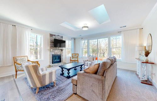 Dock, Game Room! Riverfront Retreat in Seaford - Foto 1