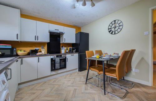 Central 3-Bedroom House Sleeps 5 with Parking - Foto 6