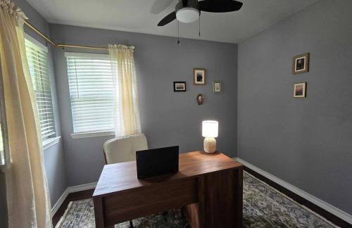 Pet Paradise on Main Fenced Yard Included - Foto 21