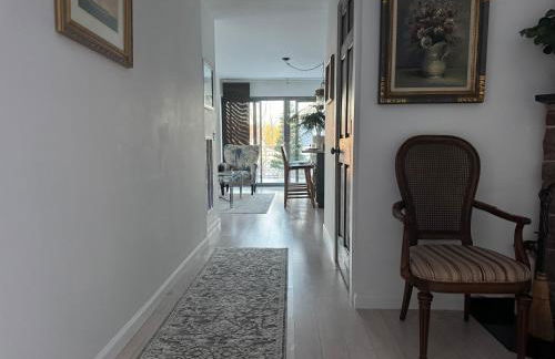 One bedroom with modern kitchen, balcony with water view - Foto 12