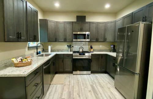 NEW Modern Cabin! 5mi to Mt Rainier National Park! Hot Tub & Wifi - Foto 6