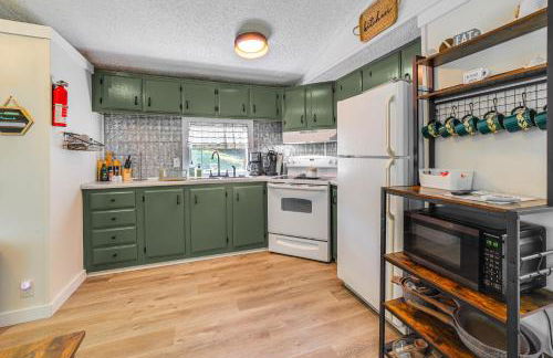 Peaceful Brookside Getaway about 10 Mi to Okemo Slopes! - Foto 9