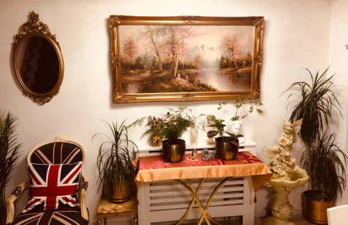 Cheerful 4 bedroom house with garden free parking - Photo 12