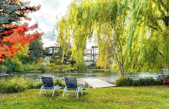 Riverfront Bend by Avantstay Private Dock, Large Yard w/ Views, Hot Tub - Foto 1