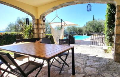 "La Colombe sous les Oliviers" Gîte jusqu'à 4 personnes - 75m2 - Sur Boooking - Rez de jardin Piscine Vue mer et lac - Foto 47