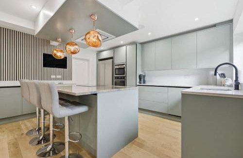 Four Bed House by Brookland Stays Serviced Accommodation Short Lets Brentwood with Free WiFi - Foto 12