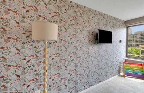 Large 3 bedroom Family Suite, Private Balcony, 5 min to DCA, Gym, Pool and more! - Photo 19