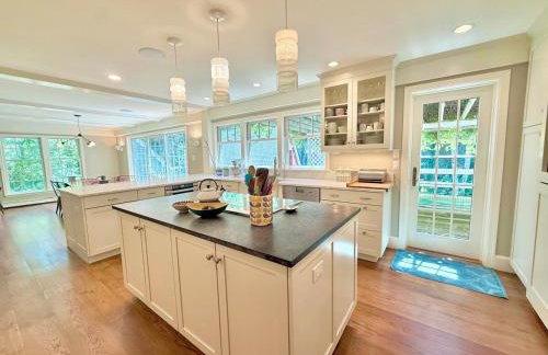 Beautiful House in the Woods, Huge Yard, Hot Tub - Foto 9