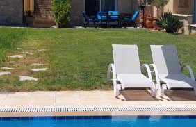 Blue Pastel-cliffside villa, shared pool, wild sandy beach nearby - Foto 7