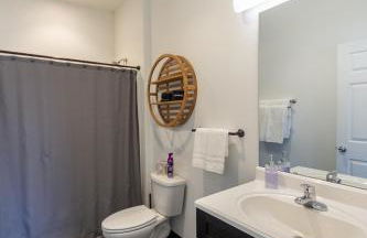 Modern Top Floor 2BR 1BA w Private Rooftop Patio South Hill Near Downtown - Foto 26