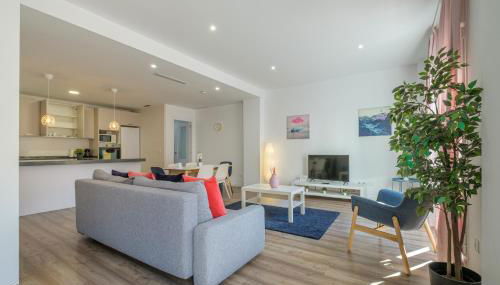 Modern, Stylish Apartment - Photo 2