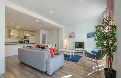 Modern, Stylish Apartment - Photo 2