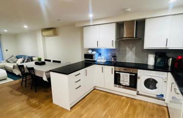 Zone 1 Modern 2 Bed 2 Bath Apt with outdoor space Hyde park - Foto 2