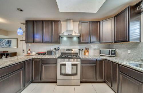 Central Plano 4-BD 2-BA Pool Retreat, Sleeps 10 - Foto 10