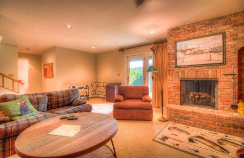 Stratton Mountain Condo with a Hot Tub! Sleeps 12! - Photo 39