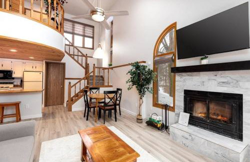 Peaceful 2-bedroom townhome retreat w/wooded view - Foto 14