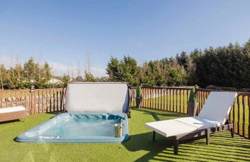 JOIVY Greenknowes Farmhouse with Hot Tub and Bar - Photo 55