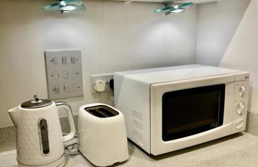 New Central Woking 1 and 2 Bedroom Apartments with Free Gym, close to Train Station - Photo 8