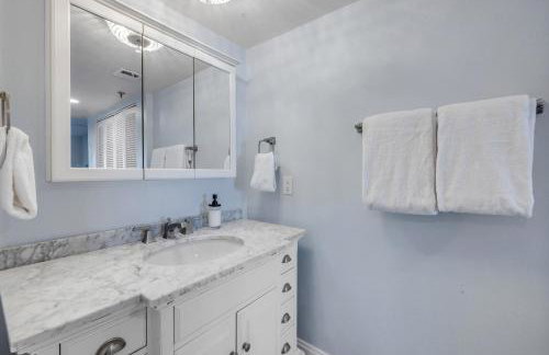 New Listing! Dog-friendly direct oceanfront with private balcony and heated rooftop pool - Foto 29