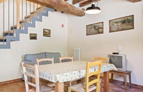 Tranquil Village Stay with Fireplace - Photo 5