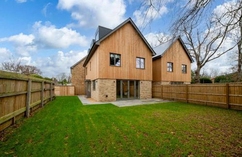 Spacious 5BR Home Near New Forest & Coast - Parking - Sleeps 10 - Photo 1