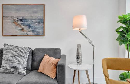 Contemporary 2BR Home with Pool & BBQ Access - Foto 8