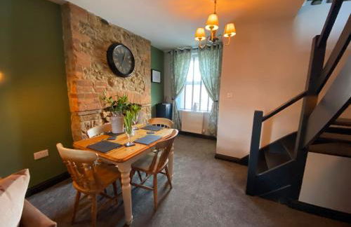 HOT TUB - Miners Cottage - edge of Brecon Beacons National Park - Heritage Town - Foto 26