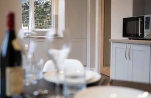 The Hideaway with Cosy Fireplace by LetMeStay - Foto 16