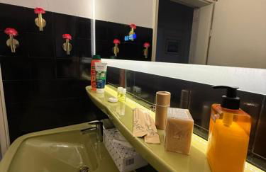 Lautertal Panorama-Suite - Kingsize-Bett & Badewanne & Dusche - Raucherbereich vor überdachten Terrasse - Rosengarten - Parkplätze 15m entfernt- Naturschutzgebiet vor Haustüre - sehr ruhige Gegend - Self-Checkin - 45qm2 - Foto 10