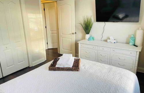 Luxury Heated Pool Home, Hot tub, King bed suite - Foto 15
