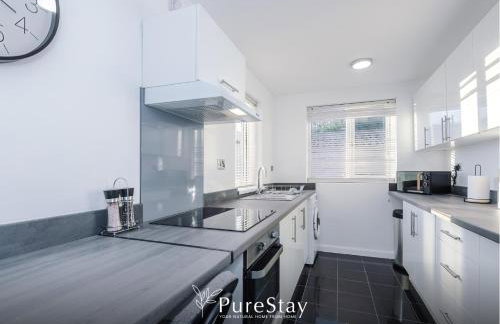 BIG House for Business Stays in Barnsley with 6-bedrooms & 8 Beds by PureStay - Foto 4