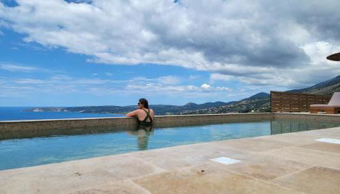 Lorraine's Cottage Style Studios, shared swimming pool and bbq only for guests at Simotata village - Foto 4