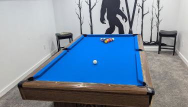 Photo Op with Sasquatch 2 min to walk Silver Mtn - Foto 2