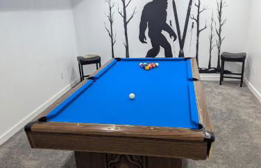 Photo Op with Sasquatch 2 min to walk Silver Mtn - Foto 2