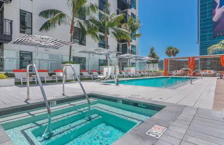 Modern 1BR Apartment with Pool, Hot Tub and Gym Access 10mins to Universal Studios - Foto 9