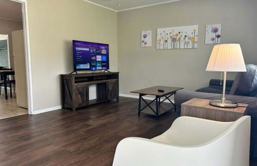 Bellwood 2 bed family house w 2 living areas Superhost - Photo 7