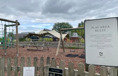 Cosy Cotswold Lodge by Your Home Here - ideal for families, log-burner, spa, private parking, EV Hookup included and heated swimming pools - Foto 45