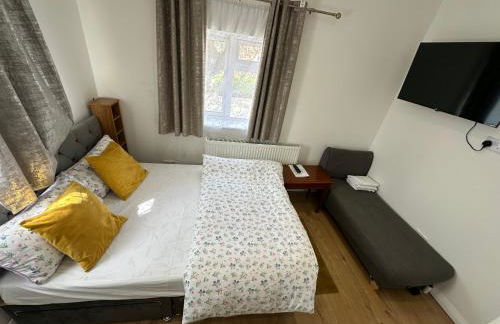 1st Studio Flat With full Private Toilet And Shower With its Own Kitchenette in Keedonwood Road Bromley A Fully Equipped Independent Studio Flat - Photo 6