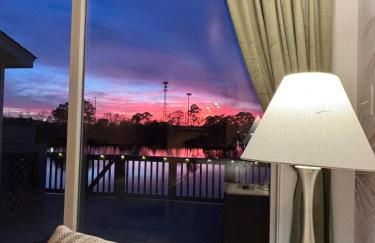 Sunset Serenity!!-Tropical Waterfront Oasis-Huge Private Patio-10Min to KingSt & Beaches - Foto 10