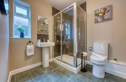 Elegant 5 Bed House - Sleeps 9, Central Solihull, NEC, JLR, HS2, Resorts World, Airport Business and Leisure Stays, - Foto 35